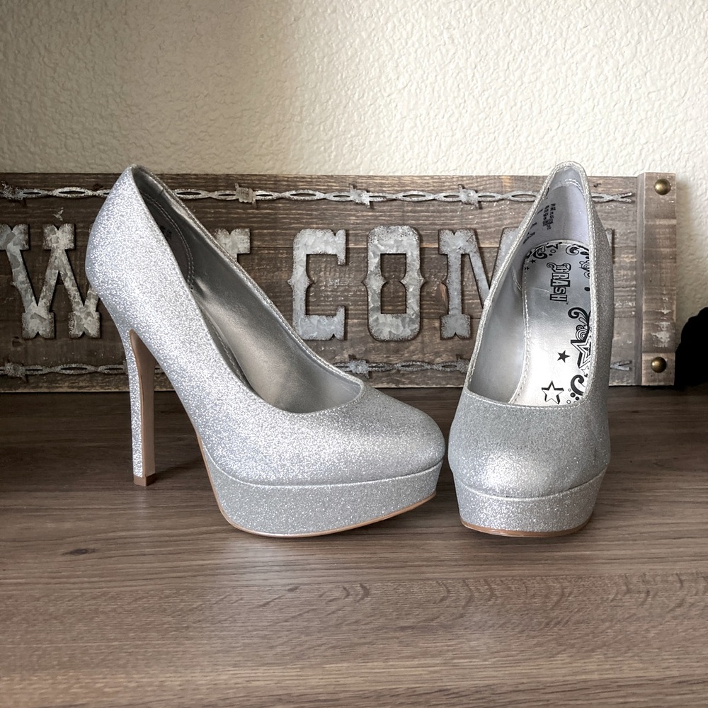 NWT Silver pumps
